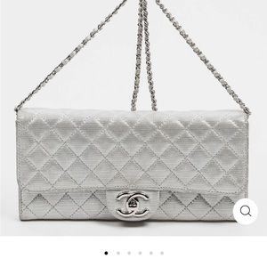 beautiful bag for weddings . some little scuffs but it great condition!